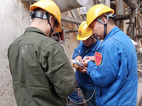 1697526685480177.jpeg 10月13日,檢修人員在更換儀表并檢測(cè)數(shù)據(jù).jpg