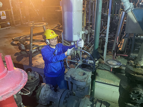 1697527585124893.jpeg 10月7日1:00,班組人員隔離氣化爐煤漿管線,做吹掃前準(zhǔn)備 合成車間 張龍厚.jpg