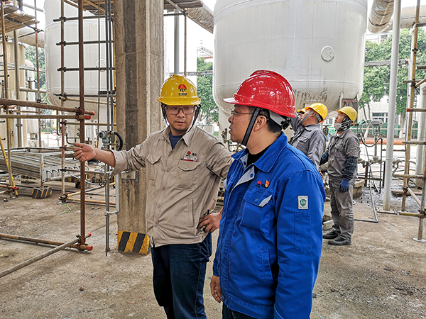 1697527596142206.jpeg 車間負(fù)責(zé)人正在現(xiàn)場詢問設(shè)備檢修進(jìn)度 雙甲車間 劉幫亮.jpg