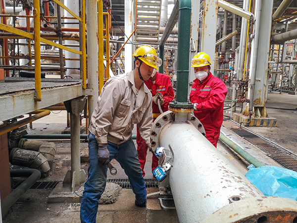 1697527631918264.jpeg 眾人合力拆除換熱器封頭螺栓 雙甲車間 曲春健.jpg