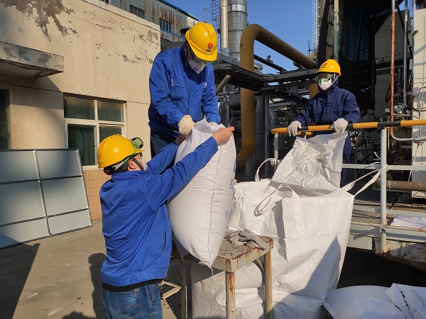 1697529525172241.jpeg 參加人員正在將小包轉入大噸包.jpg