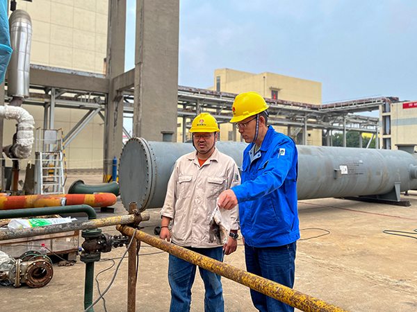 1697529746159004.jpeg 10月17日,合成車間安全員董子旭和技術(shù)員張曉林現(xiàn)場(chǎng)指導(dǎo)清理焊渣工作.jpg