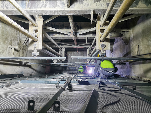 1697590150104029.jpeg 10月17日上午,安裝人員正在焊接密封進入煙道新催化劑.jpg