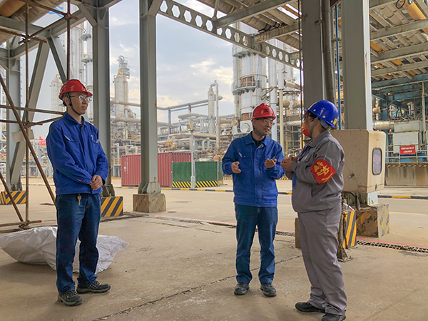 1697591538396162.jpeg 10月17日公司總工程師馬軍忙在合成18工段處,詢問高處作業(yè)監(jiān)護(hù)人監(jiān)護(hù)職責(zé) 600.jpg