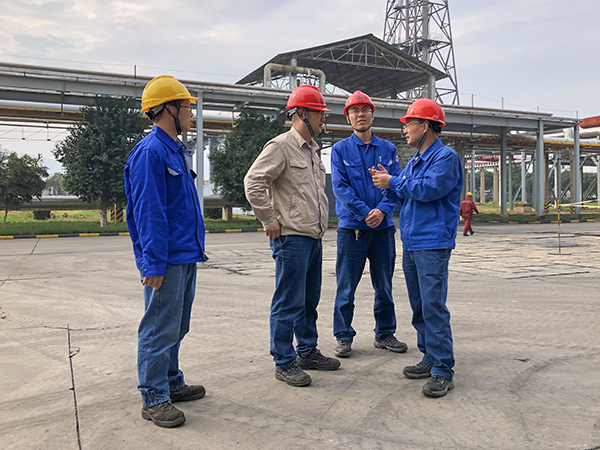 1697591556460109.jpeg 10月17日公司總工程師在合成13工段,同車間主任王東亮解決檢修難題 600.jpg