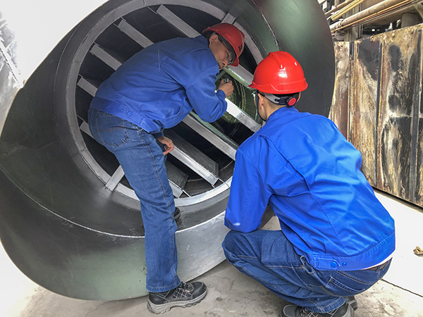 1697591572134717.jpeg 10月17日公司總工程師在動(dòng)力2#鍋爐旁,查看新消音器內(nèi)部結(jié)構(gòu) 600.jpg