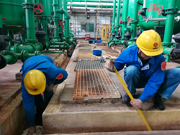 1697673840924168.jpeg 10月15日,脫鹽水站員工清理地溝積水以交出地溝防腐.jpg