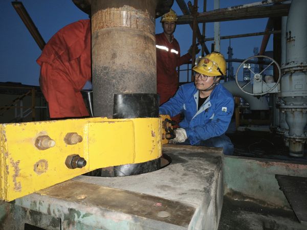 1697680817606759.jpeg 10月16日晚,檢修人員對減速機長軸進行固定.jpg