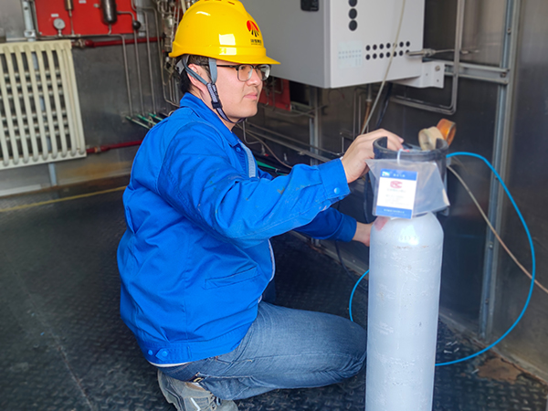 1697697996912317.jpeg 10.18在線儀表黨員薛豪進(jìn)行可燃有毒氣體報(bào)警器標(biāo)校 質(zhì)量監(jiān)督檢驗(yàn)部 張軍.jpg