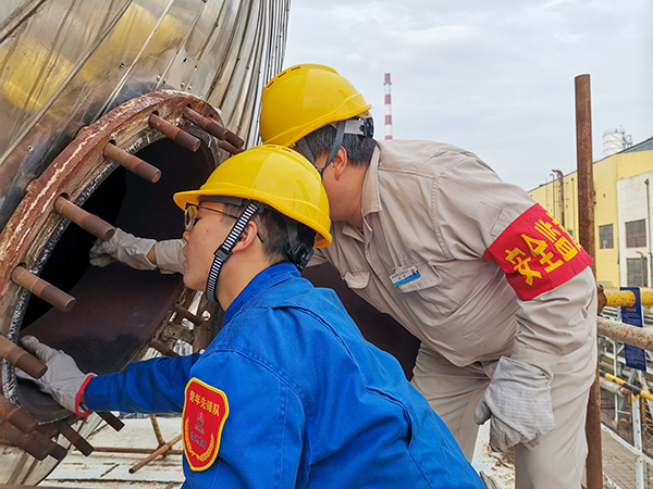 1697700533119391.jpeg 10月17日下午,在52工段除氧器人孔外,屈煒正在給董宇斌講述內部構造及工作原理。.jpg