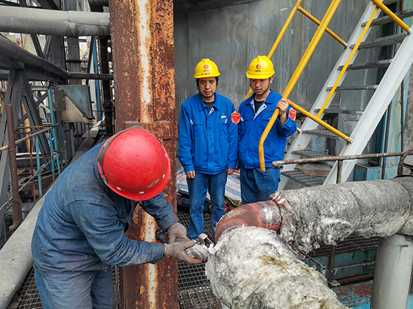 1697700547873892.jpeg 10月17日下午,在1號鍋爐暖風器S2管道檢測處,安朝陽和張跟潮在監護外協人員工作.jpg