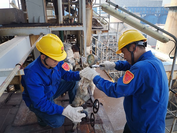 1697785147547684.jpeg 10月15日上午16時(shí),皇甫少強(qiáng)和楊劍琪在3號(hào)鍋爐過熱器聯(lián)箱處拆卸壓力表.jpg