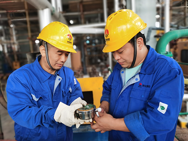 1697794765395529.jpeg 尿素車間馮曉輝、張均宏合作安裝壓力表.jpg