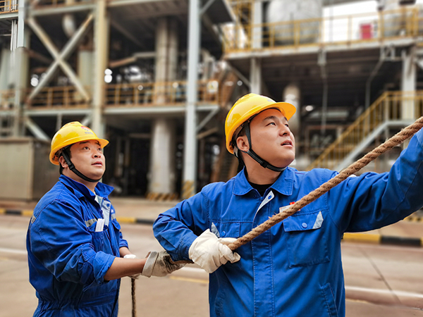 1697794798885205.jpeg 尿素車間殷聯剛、馮曉輝用繩子將脫氫催化劑拉上平臺.jpg