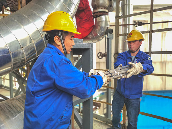 1697794808474474.jpeg 尿素車間張均宏、姚發傳遞汽提塔旋流器.jpg