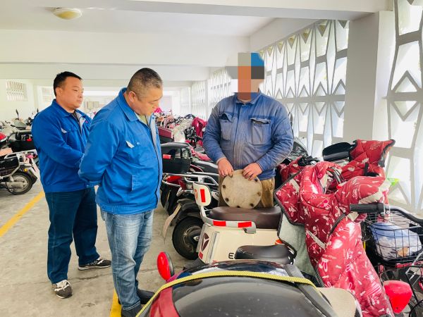 1697848089346618.jpeg 10月19日保衛科巡查人員對夏XX電動車儲物箱進行檢查.jpg