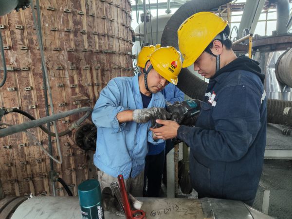 1697940579509047.jpeg 陳宮正在進行電磁流量計拆檢工作.jpg