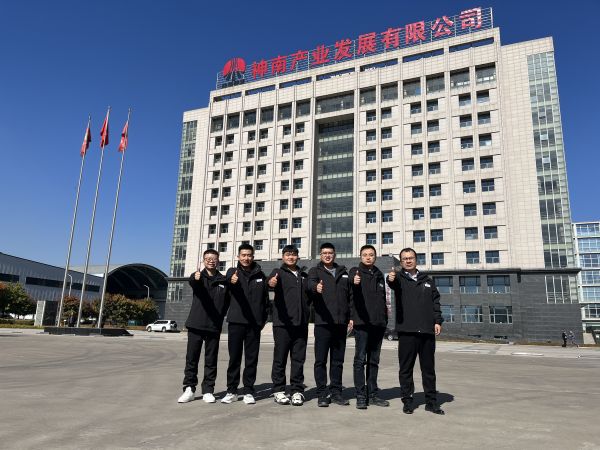 1697941017103229.jpeg 2023年10月14日,參加陜煤集團第二十屆班組長綜合素質提升班,渭化集團公司班組長代表在神南學院辦公樓前合影留念.jpg