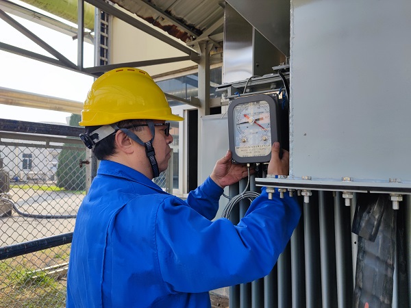 1698192660410044.jpeg 10月大檢修,項目小組人員正在安裝變壓器配件.jpg