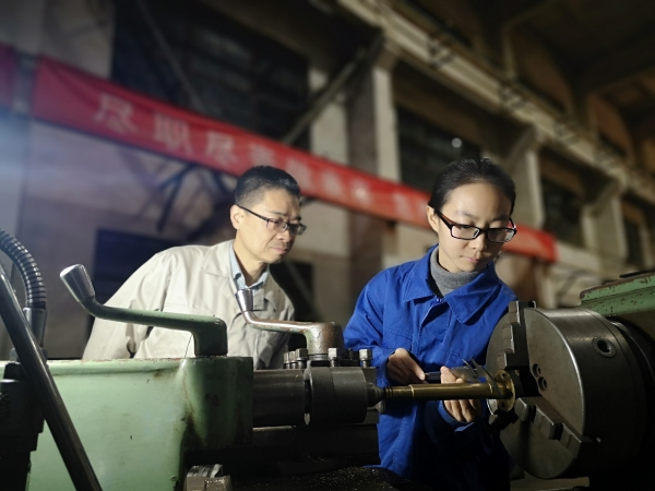 1698198635382058.jpeg 師徒二人仔細核對工件尺寸.jpg