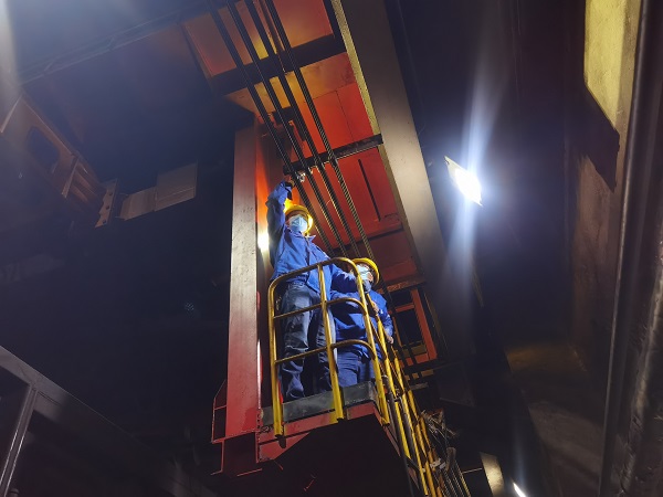 1698796225801125.jpeg 10月30日,檢修人員正在拆除滑線.jpg