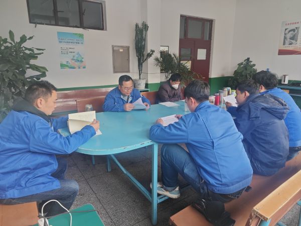 1700720468606558.jpeg 班組成員進行《消防安全手冊》的學習.jpg