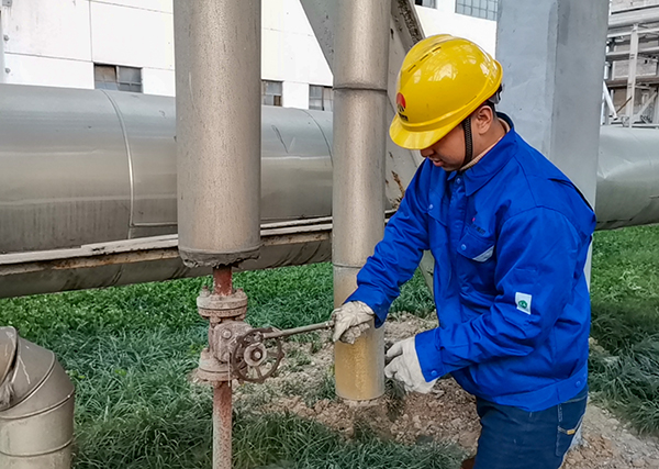 1700793260954433.jpeg 職工在根據氣溫情況及時調整蒸汽管道疏水閥開度.jpg