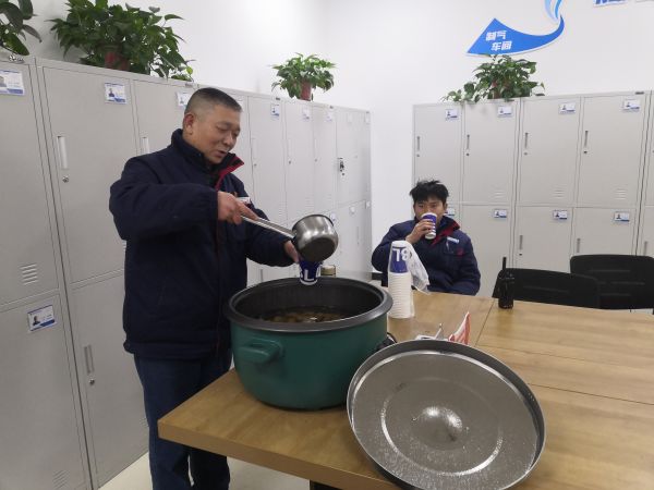 1702019112432397.jpeg 圖1 12月8日,剛忙完工作的職工杜仲毅喝著冰糖雪梨水。肖歡 攝.jpg