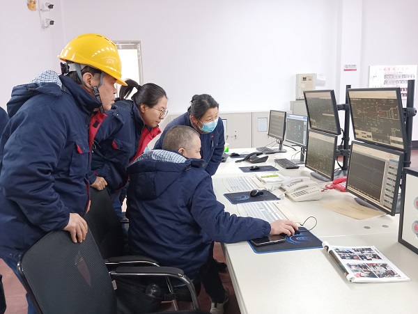 1702866816434655.jpeg 12月15日,計(jì)控電儀部主任工程師馬曉華,空分尿素工段段長郭凱等人在一期檢查處理空壓機(jī)導(dǎo)葉閥故障.jpg