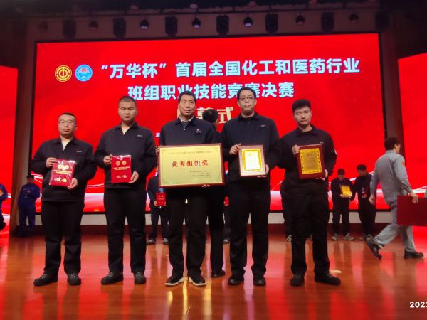 1703204619577128.jpeg 工會副主席李景忠和選手上臺領獎.jpg