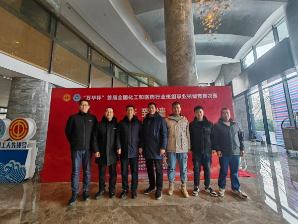 1703204630993792.jpeg 副總經理趙強、工會副主席李景忠、合成車間主任王東亮與參賽隊員在決賽前夕合影留念2.jpg