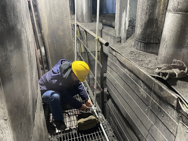 1703634447964828.jpeg 電氣檢修員工正在固定燈架與接線盒。.jpg