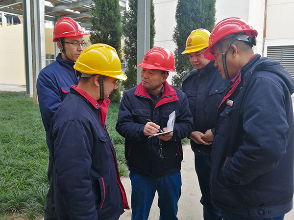 1704182392214503.jpeg 公司領導在甲醇精餾節能改造項目現場.jpg