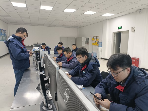 1705450340316282.jpeg 交接班會議上,運(yùn)行班組員工利用手機(jī)觀看十二月的班組考核通報.jpg