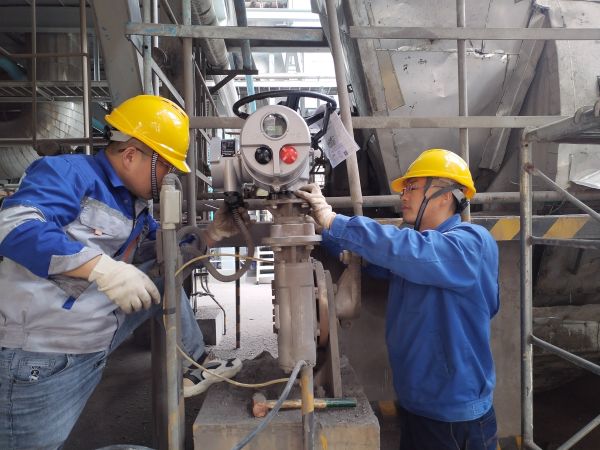 1705623763252799.jpeg 電氣檢修人員正在檢修電動執(zhí)行機構(gòu).jpg