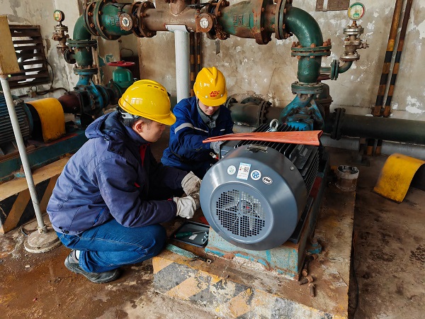 1705904020814981.jpeg 1月份,電氣檢修人員正在更換高效節能電機.jpg