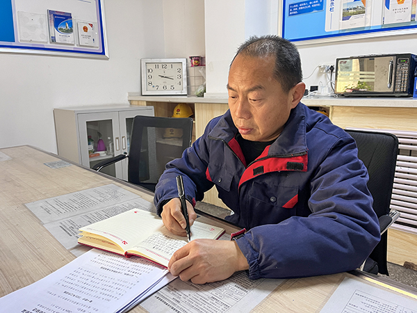 1706154528491682.jpeg 1月14日17點宋春平工作之余學習黨史00 600.jpg