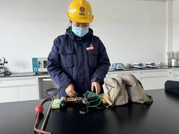 1706241357615509.jpeg 圖2 1月25日,質檢分部技術員毛夢雪介紹“檢測包”。.jpg