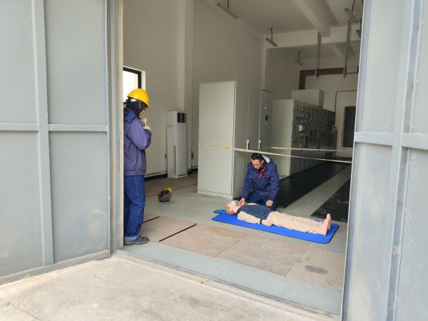 1706283166419894.jpeg 救援人員將傷者抬至空曠區域開始心肺復蘇搶救.jpg