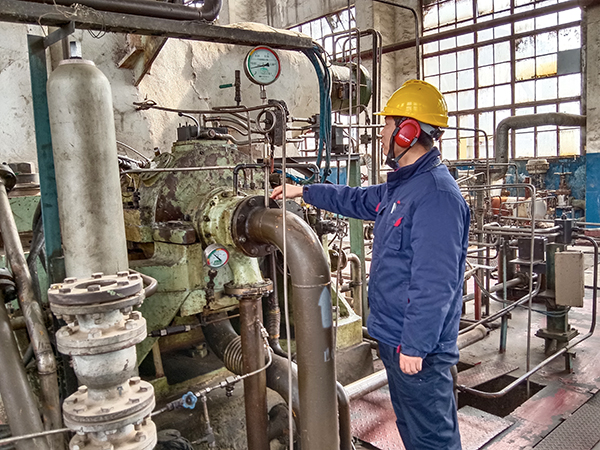 1706486773452807.jpeg 1月23日10時,合成車間班組人員監測發電機機泵性能 (1).jpg