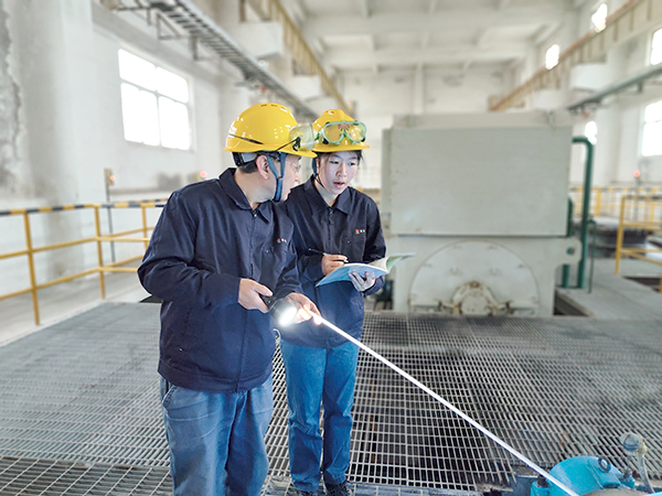 1706682525610261.jpeg 王永東在循環(huán)水裝置泵房對張雪進行現(xiàn)場培訓(xùn).jpg