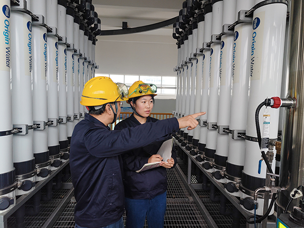 1706682536654484.jpeg 王永東、張雪凈水裝置現(xiàn)場講解.jpg