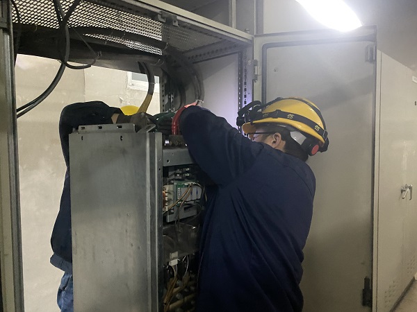 1707009723123957.jpeg 2月2日,檢修一班正在更換煤漿泵變頻器.jpg