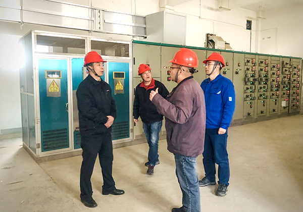 1707442444149378.jpeg 2月8日下午,公司黨委副書記、董事、總經理趙強帶領安全環保部、行政保衛部、物料車間相關領導深入公司191罐區開展春節前安全生產綜合檢查。--圖為配電室.jpg