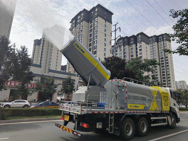 1708497023487078.jpeg 公司多功能抑塵炮霧車在新盛一路循環作業.jpg