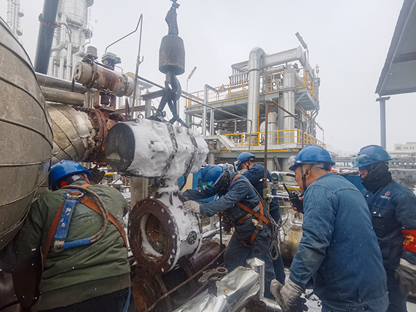 1708651206768301.jpeg 2月21日,檢修人員正在708現(xiàn)場搶修閥門.jpg