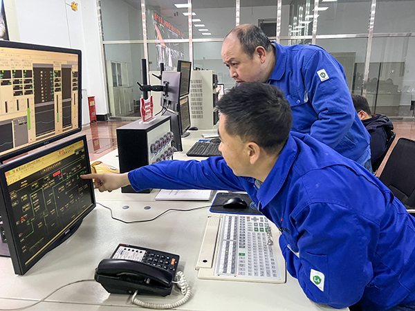 1708651222251641.jpeg 2月22日,708裝置恢復(fù)熱備狀態(tài),班組人員正在對其進(jìn)行翻看巡檢.jpg