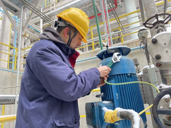 1708904794193279.jpeg 運行員工劉鵬遠正在現場處理接地線掉落問題.jpg