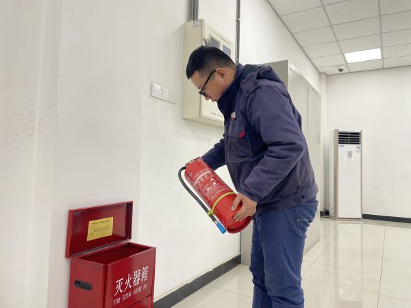 1708904802774741.jpeg 運行員工對現場辦公室滅火器進行檢查.jpg