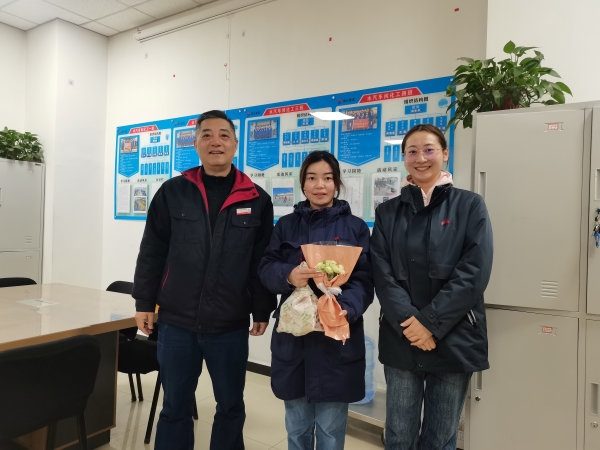 1709856856238606.jpeg 與收到節日祝福的女工合影.jpg